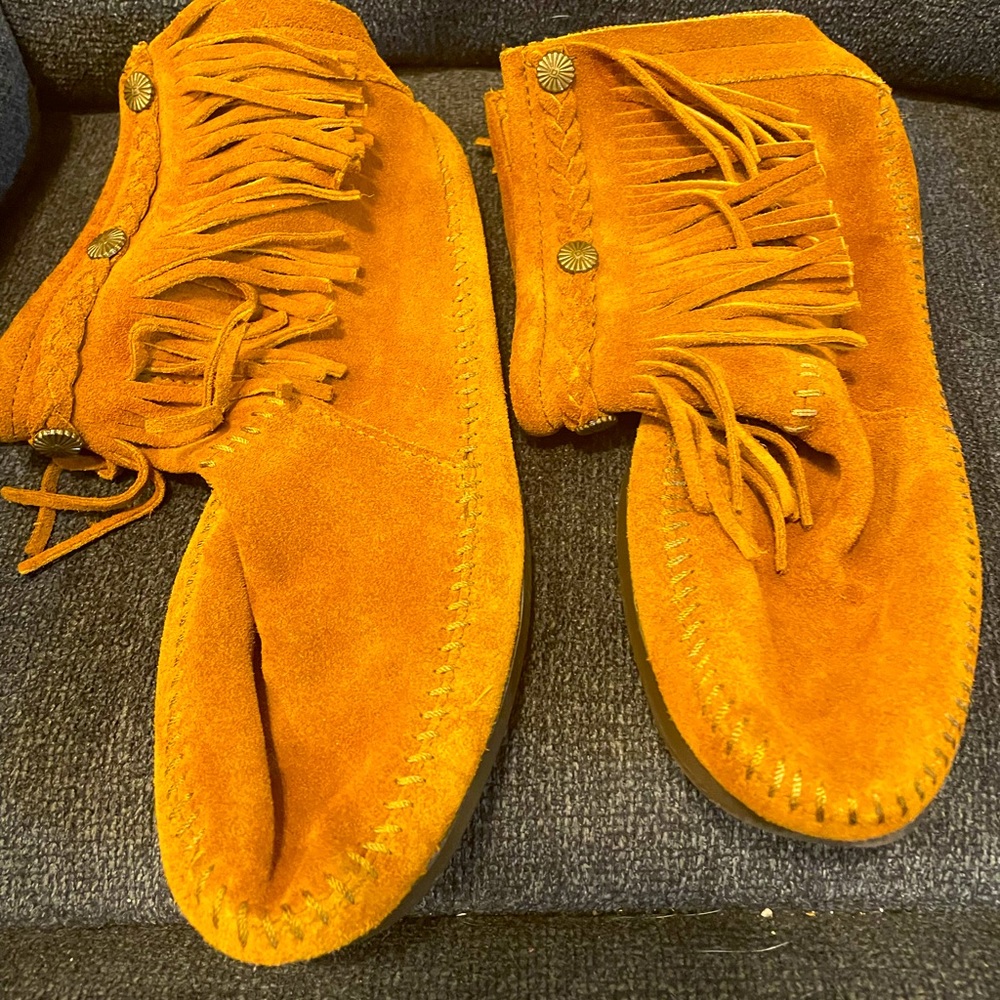 Minnetonka moccasins size 9